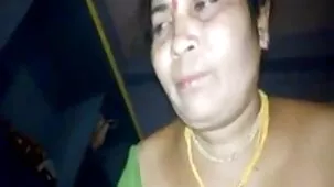 డెనిమ్ మినీ షార్ట్స్ మరియు బ్రా లో ఒక సన్నని ఫుల్ సెక్స్ వీడియోస్ తెలుగు ఆసియా యువతి ముద్దాడుతాడు
